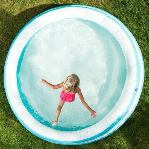 Illustratie bij: Waterpret in eigen tuin: híer moet je op letten als je een opblaasbaar zwembad koopt