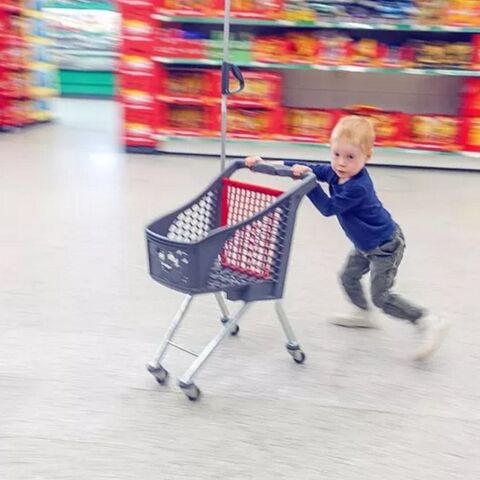 Illustratie bij: Hilarische fotoserie: dit gebeurt er als je met je kind naar de supermarkt gaat