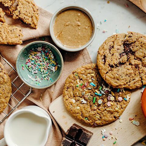 Illustratie bij: Hou ieder kind (en ouder) zoet met deze vegan American cookies in 3 varianten
