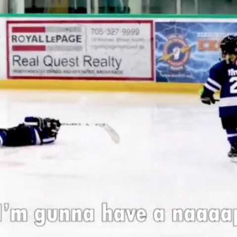 Illustratie bij: Vader neemt op wat zijn zoon (4) zegt tijdens ijshockeytraining (en het is hilarisch)