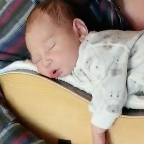 Illustratie bij: VIDEO: vader sust baby op een wel heel bijzondere manier in slaap