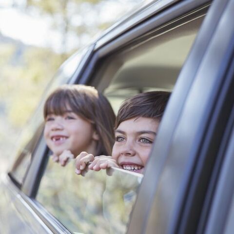 Illustratie bij: Column Mariëtte: ‘Op autovakantie met kinderen: hoe dééd mijn moeder dat?!’