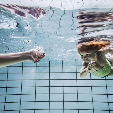 Illustratie bij: Wachtlijsten voor zwemlessen: ‘Zwemveiligheid nooit eerder zo beroerd als nu’