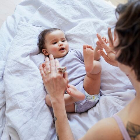 Illustratie bij: Zen met je baby: je kunt al yogaën met baby’s van 6 weken oud