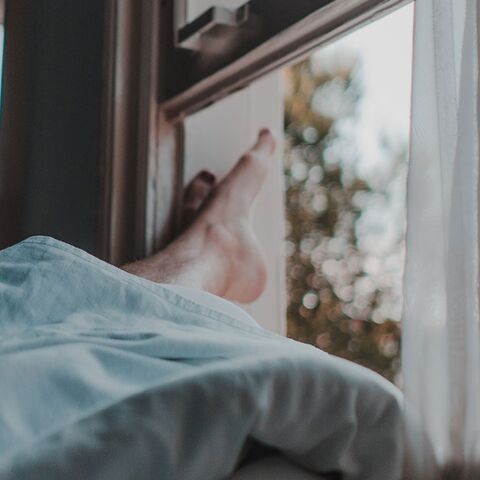Illustratie bij: ‘Het bed was te klein, de voeten van mijn man staken de hele nacht uit het raam’