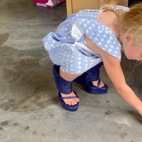 Illustratie bij: Oeps: Elines dochter (5) gaat aan de schoonmaak op mama’s peperdure designerhakken