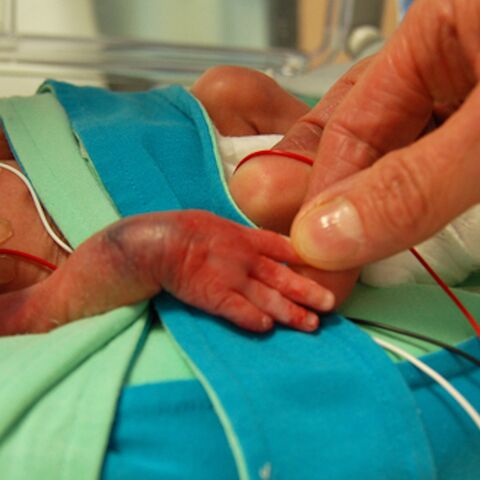 Illustratie bij: Premature baby’s vergaan in stilte van de infuuspijn: ‘Zo klein en dan zóveel pijn’