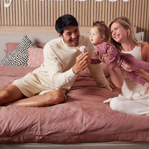 Illustratie bij: Ontwaak op je best: ‘Iedere ochtend nemen we onze dochter bij ons in bed’