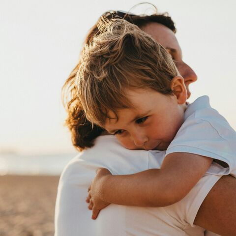 Illustratie bij: TikTok-trend: moet je echt wachten met loslaten als je kind je knuffelt? Experts reageren