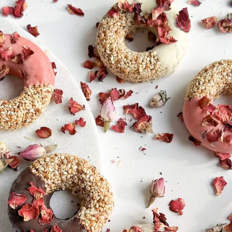 Illustratie bij: Suikerfeest recept: sesam donuts met chocolade en rozenblaadjes
