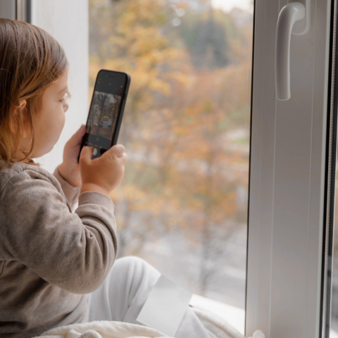 Illustratie bij: Nieuw onderzoek onthult waarom ouders jonge kinderen massaal voor een scherm zetten