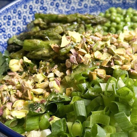 Illustratie bij: Recept voor frisse salade met asperges, feta, pistachenoten en meer