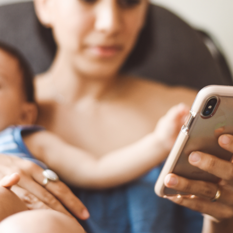 Illustratie bij: Smartphone moeders: Hoe telefoongebruik je baby beïnvloedt, volgens onderzoek