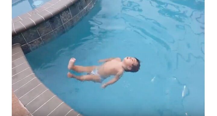 video zwemmende baby