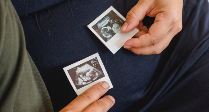vrouw zwanger in twee baarmoeders