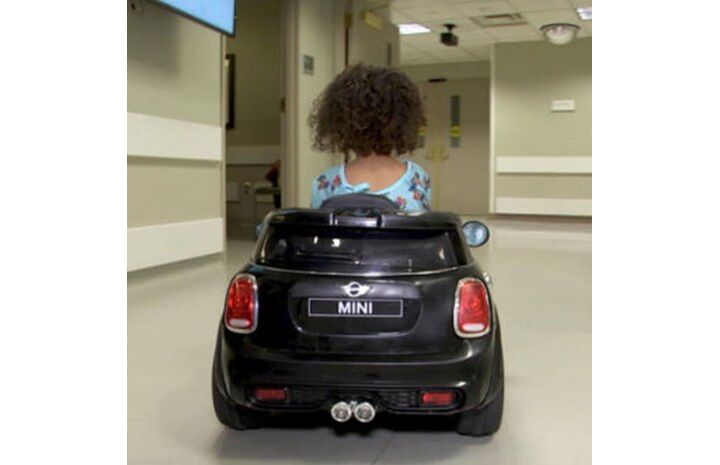 fotoserie kinderen ziekenhuis mini-auto's