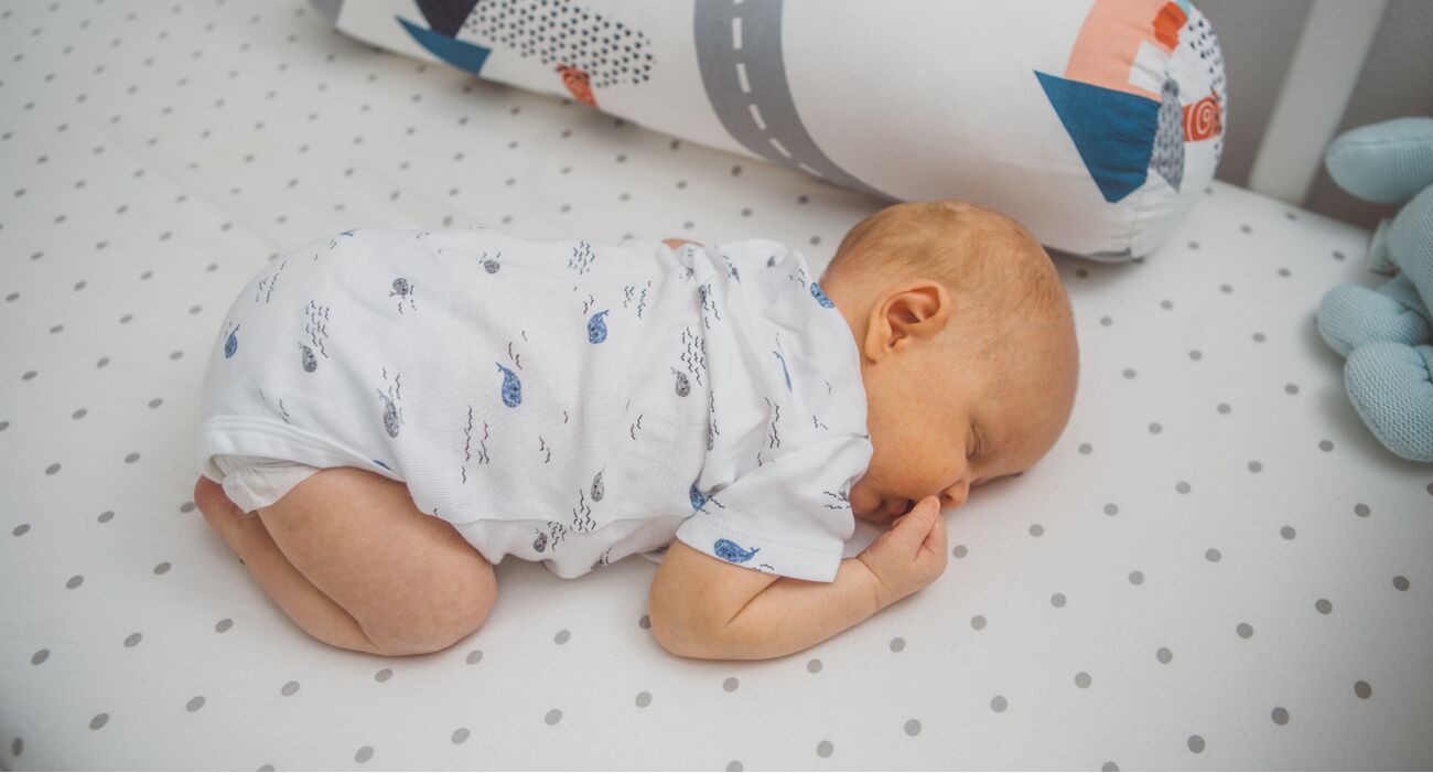 Vanaf welke leeftijd mag een baby op zijn buik slapen?