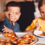 Weduwe met vier kinderen schrijft ijzersterke brief aan aso stel in restaurant
