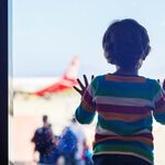 Ouders laten 10-jarige zoon achter op luchthaven om bizarre reden