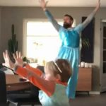 78 miljoen(!) keer bekeken: vader en zoon dansen samen op Frozens ‘Let it go’