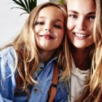 Model Ymre Stiekema werd moeder op haar twintigste: ‘Het bangst was ik voor de reactie van mijn agent’