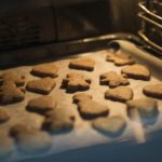 Kerstkoekjes bakken met je kind? Dit is waarom je bakpapier beter niet kunt hergebruiken