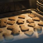 Kerstkoekjes bakken met je kind? Dit is waarom je bakpapier beter niet kunt hergebruiken