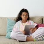 Omstreden wet tegen online kindermisbruik: Europa wil meelezen in jouw WhatsApp-berichten