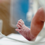 Vrouw opgepakt na poging tot babyroof uit het ziekenhuis: ‘Het hoofdje ging alle kanten op’