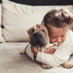 Huisdierperikelen: ‘Toen onze hond erin begon te rollen, sloeg mijn ochtendmisselijkheid om in volle bak overgeven’