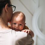 Zijn contactdutjes met je baby eigenlijk wel veilig? Expert geeft duidelijkheid