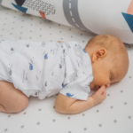 Vanaf welke leeftijd mag een baby op zijn buik slapen?