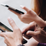 Digitaal dilemma: Hoe zorg ik dat mijn zoon niet in de fuik van schadelijke algoritmes belandt?
