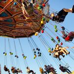 Zien: kabel van kermisattractie met kinderen erin schiet los in de lucht