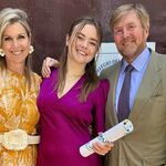 Zien! Koning Willem-Alexander en koningin Máxima juichen dochter Ariane toe