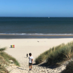 Lisa’s tips voor Vlieland met het gezin: ‘Wat mij betreft heeft Vlieland de mooiste stranden ter wereld’