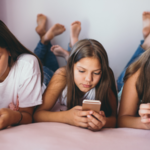 Nieuwe, brutale trend onder tieners: ze ‘fambushen’ hun ouders