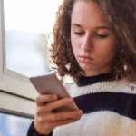 AI verslaafd? Dit zijn 7 waarschuwingssignalen dat jouw kind doorslaat met chatbots