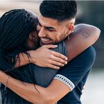 Psycholoog deelt 8 simpele manieren om je relatie sterk te houden (zelfs middenin de tropenjaren)