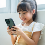 Kinderombudsvrouw wil smartphone richtlijn voor kinderen: ‘Zet je peuter niet voor een filmpje om de was te doen’