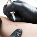Mireille: ‘Ik begon van schrik te gillen toen de tatoeage van mijn zoontje af was’