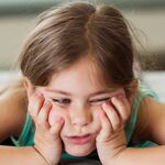 Verveelt jouw kind zich tijdens de zomervakantie? Dat is juist goed (en zo ga jij ermee om)