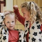 Warme jassen en vrolijke kleuren: met deze musthaves gaan jij én je kind stijlvol het najaar in