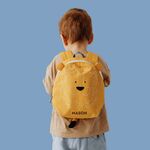 Ouders opgelet! Dit is waarom een schooltas mét de naam van je kind gevaarlijker is dan je denkt