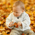 Een baby op komst in de herfst? Dit zijn 20 unieke babynamen geïnspireerd op het knusse seizoen