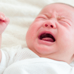 Vader gaat viral met truc om huilende baby te kalmeren (en het is zo simpel!)