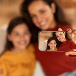 Onderzoek: moeders die veel selfies maken, sturen hun tieners mogelijk richting déze onomkeerbare keuze