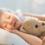 Dit is waarom jouw kind ’s nachts naast je bed staat (en het is niet wat je denkt)