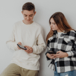 Digitaal dilemma: ‘Mijn kind reageert kortaf op mijn vragen. Hoe begin ik een gesprek?’