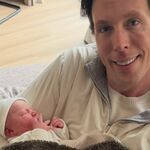 Freek Vonk doet pasgeboren neefje Melle een jaloersmakende belofte: ‘Ik neem je mee’